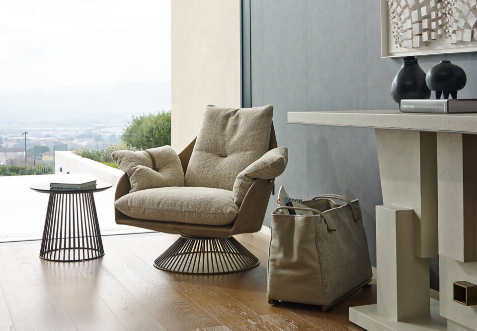 Gloss fauteuil design haut de gamme par Gamma Arredamenti avec détails raffinés, assise moelleuse et base métallique élégante. Disponible chez D-Style Interior.