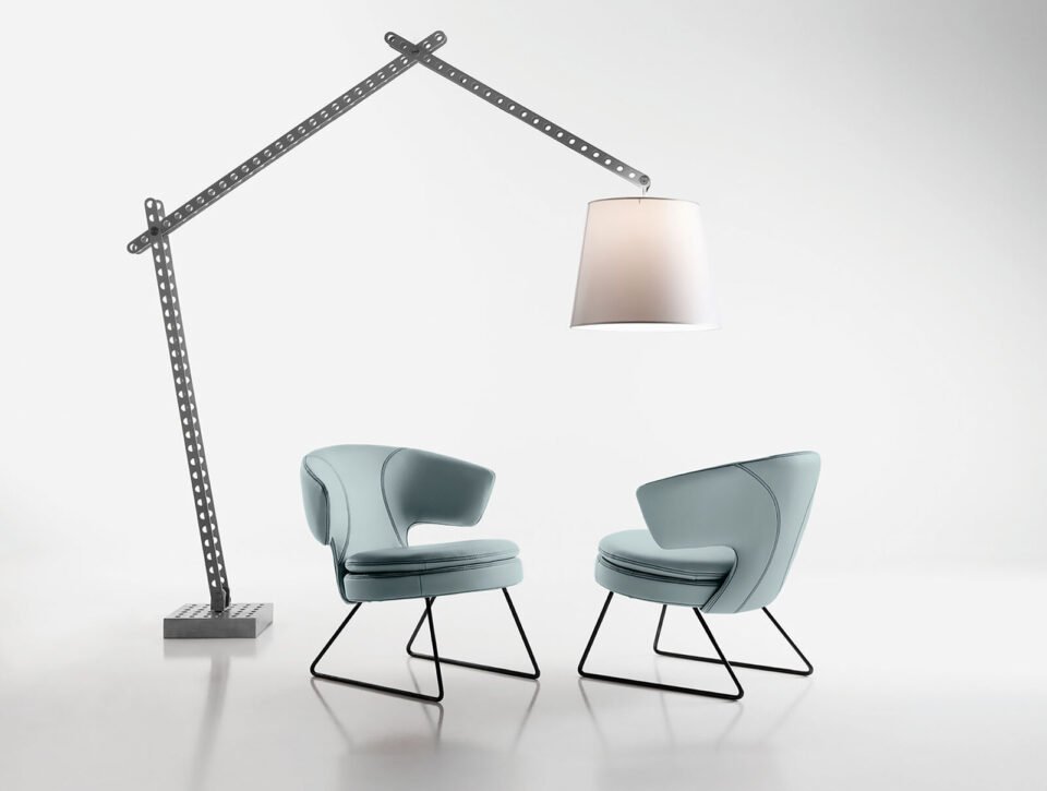 Lolita fauteuil moderne en cuir, compact et élégant, avec base en bois ou métal et assise enveloppante. Disponible chez D-Style Interior.