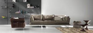 Trench fauteuil de Gamma Arredamenti, cuir moderne avec détails sophistiqués et pochette magazine pratique. Disponible chez D-Style Interior.