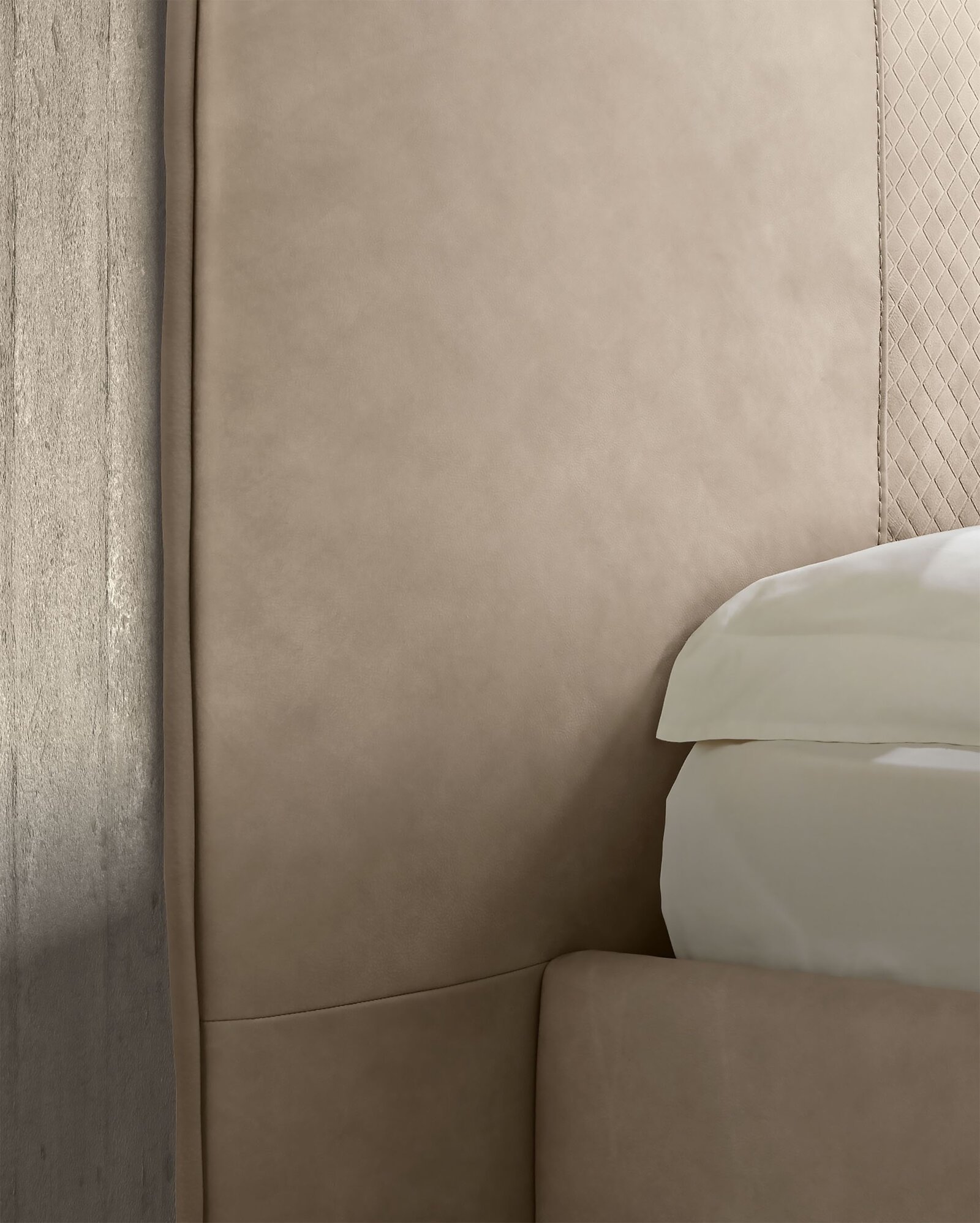 Découvrez le lit Batik Night de Gamma Arredamenti, un modèle en cuir pleine fleur au design moderne et raffiné. Disponible chez D-Style Interior.