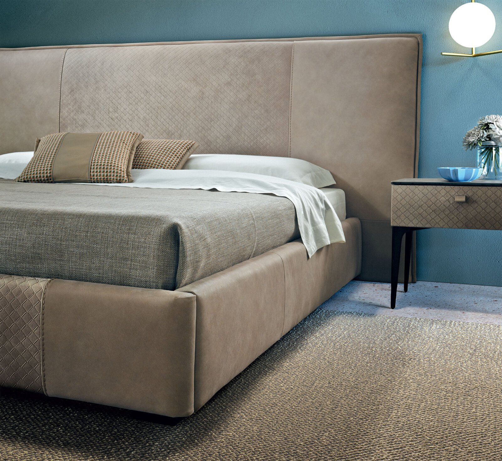 Découvrez le lit Batik Night de Gamma Arredamenti, un modèle en cuir pleine fleur au design moderne et raffiné. Disponible chez D-Style Interior.