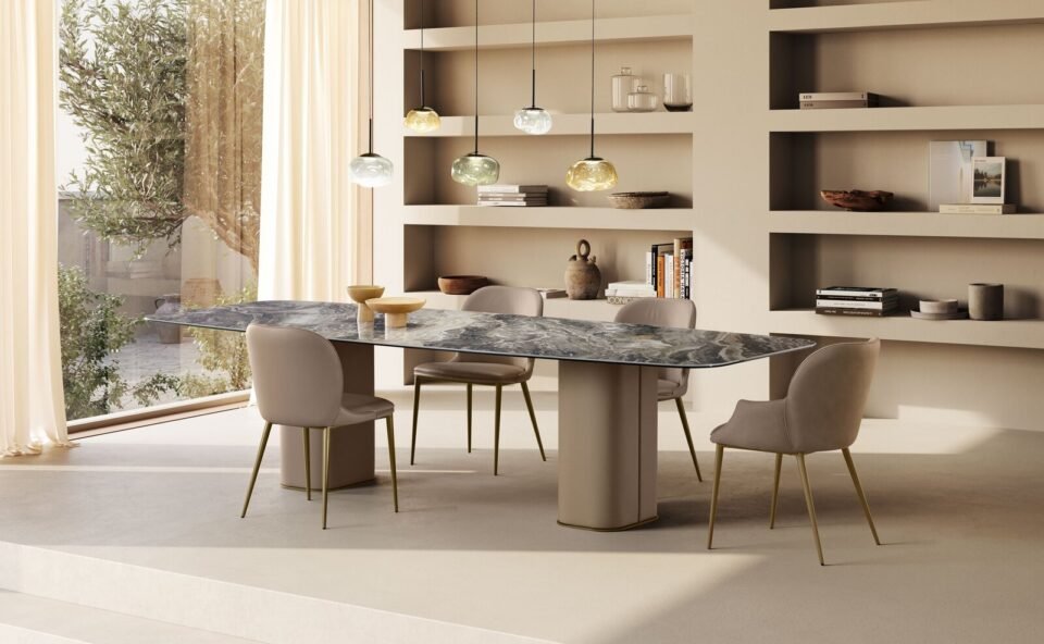 Milos table à manger de Gamma Arredamenti associe cuir, bois courbé et plateau en marbre, verre ou céramique. Élégance italienne disponible chez D-Style Interior.