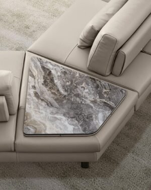 Summer table basse de Gamma Arredamenti. Lignes épurées, pieds en cuir personnalisables et plateau sculpté. Disponible chez D-Style Interior.