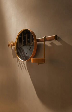 Ren miroir design haut de gamme par Poltrona Frau, en noyer Canaletto et cuir Saddle Extra Talpa, alliance d’élégance et de fonctionnalité. Disponible chez D-Style Interior.